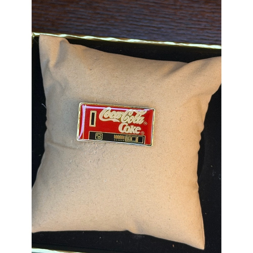 Vintage Coca-Cola Vending Machine Enamel Pin Retro Red Soda Collector Lapel Pin
